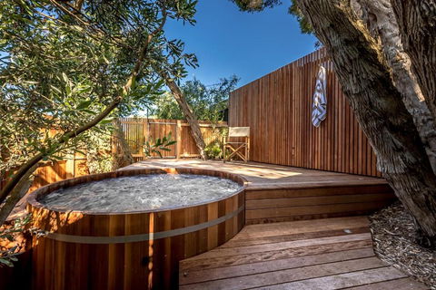 Aura Hot Tub Retreat - Unique Cedar Hot Tub Experience, 650m To Tyrone Foreshore - Whitsundays Accommodation 0