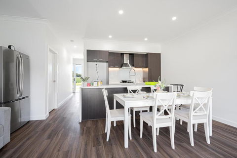 Austral Warm 4br House With Parking&WiFi - Whitsundays Accommodation 1