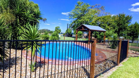 Australian Homestead Motor Lodge - Whitsundays Accommodation 4