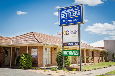 Australian Settlers Motor Inn - Whitsundays Accommodation 0