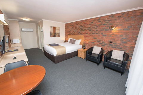 Australian Settlers Motor Inn - Whitsundays Accommodation 2