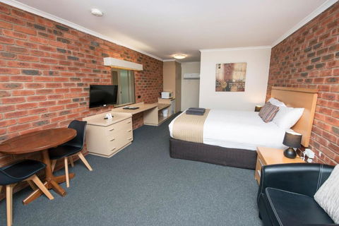 Australian Settlers Motor Inn - Whitsundays Accommodation 1