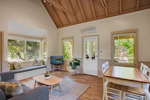 Autumn Abode Cottages - One - Whitsundays Accommodation 1