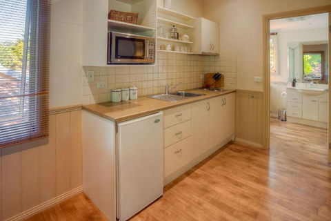 Autumn Abode Cottages - One - Whitsundays Accommodation 2