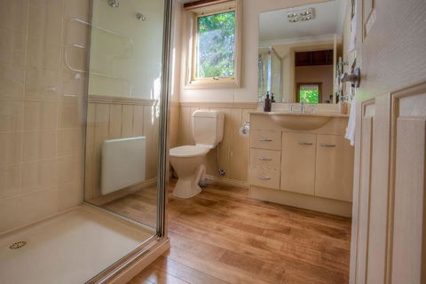 Autumn Abode Cottages - One - Whitsundays Accommodation 4