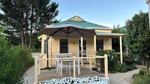 Autumn Beauty - Alpine Cottage 5 - Whitsundays Accommodation 0