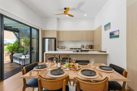 Avenue Escape - Contemporary Living At Corrimal - Whitsundays Accommodation 1