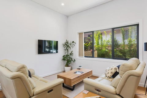 Avenue Escape - Contemporary Living At Corrimal - Whitsundays Accommodation 3