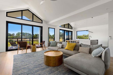 Awakening Broadbeach - Wifi, Linen - Whitsundays Accommodation 0