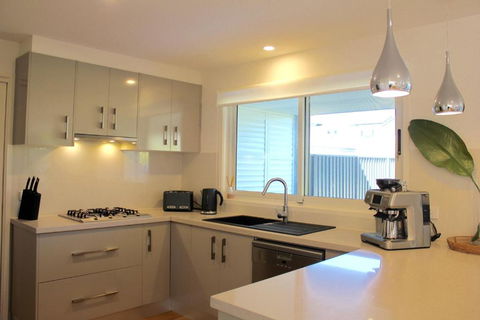 Ayada Villa - Pet Friendly - 1 Min To Beach - Whitsundays Accommodation 4