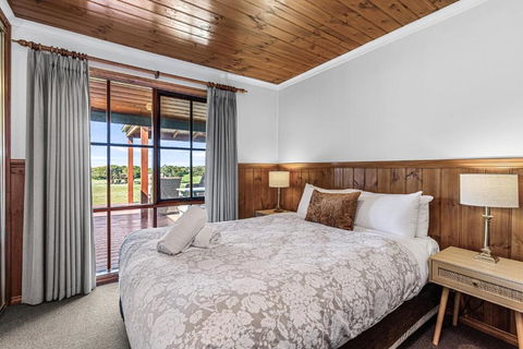 Apollo Bay Cottages- Hopetoun - Whitsundays Accommodation 2