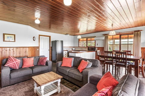 Apollo Bay Cottages- Hopetoun - Whitsundays Accommodation 1