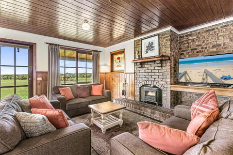 Apollo Bay Cottages- Hopetoun - Whitsundays Accommodation 0