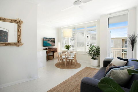 Avalon Beachside Apartment - Whitsundays Accommodation 2