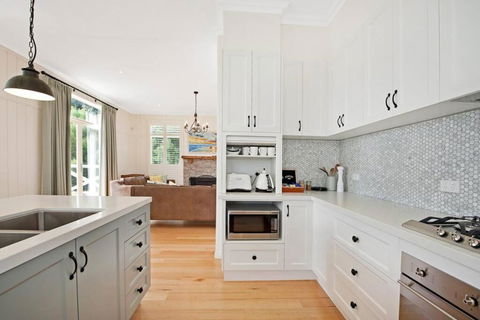 Apollo Bay Oceanview Mountain Retreat, Pet Friendly, EV Station, Fireplace - Whitsundays Accommodation 2