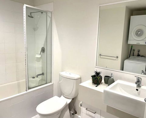 Astral Apartments - Perfectly Located 2 Bedroom Apartment In St Kilda - Whitsundays Accommodation 4