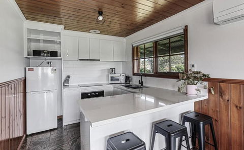 Apollo Bay Cottages- Sabine - Whitsundays Accommodation 1