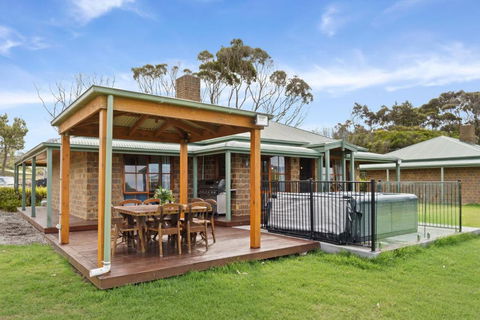 Apollo Bay Cottages- Wild Dog - Whitsundays Accommodation 0