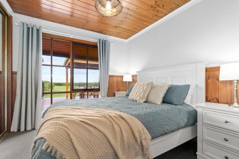 Apollo Bay Cottages- Wild Dog - Whitsundays Accommodation 1