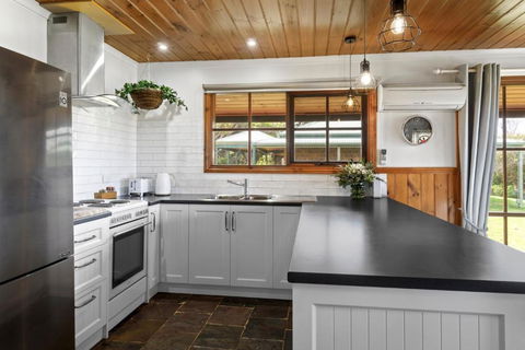 Apollo Bay Cottages- Wild Dog - Whitsundays Accommodation 2