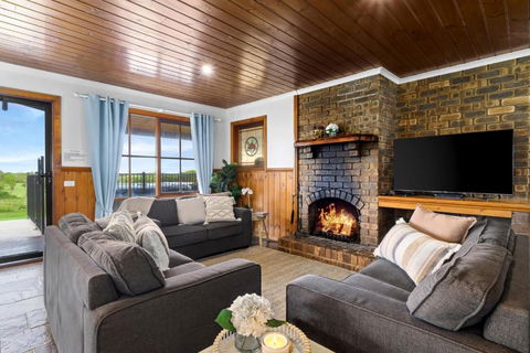 Apollo Bay Cottages- Wild Dog - Whitsundays Accommodation 3