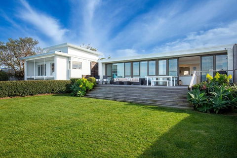 Azure Absolute Beachfront I Pet Friendly - Whitsundays Accommodation 2