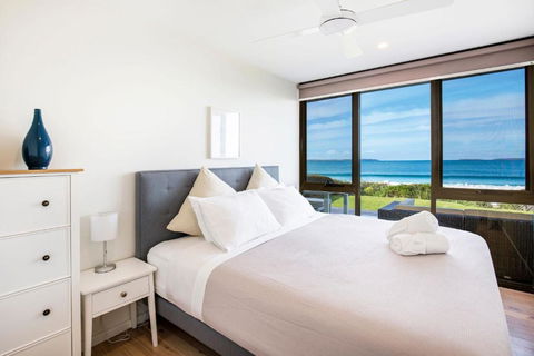 Azure Absolute Beachfront I Pet Friendly - Whitsundays Accommodation 3