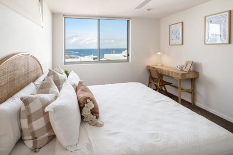 Azure Oceanside Apartment At Kings Beach - Whitsundays Accommodation 2