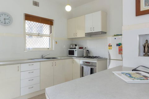B6 Crawley Apartment 1 BRM & Sleepout Near UWA - Whitsundays Accommodation 3