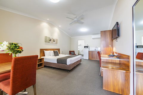 Roma Explorers Inn - Whitsundays Accommodation 1