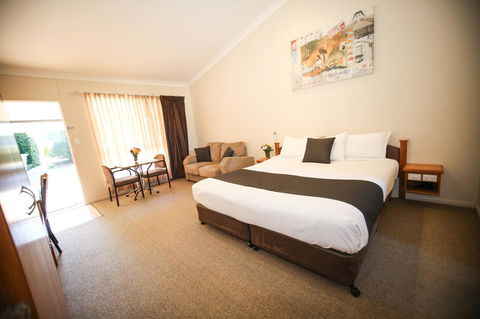 Roma Explorers Inn - Whitsundays Accommodation 0