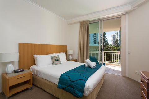 Maldives Resort Main Beach, Gold Coast - Whitsundays Accommodation 2
