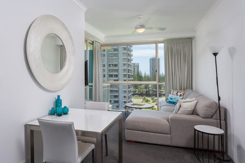 Maldives Resort Main Beach, Gold Coast - Whitsundays Accommodation 11