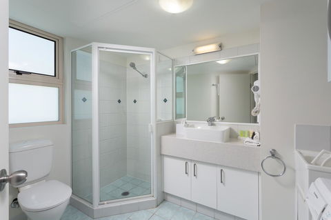 Maldives Resort Main Beach, Gold Coast - Whitsundays Accommodation 22
