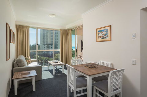 Maldives Resort Main Beach, Gold Coast - Whitsundays Accommodation 9