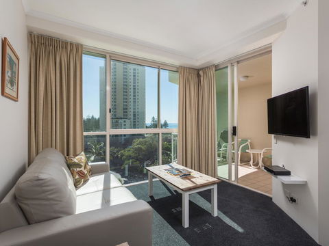 Maldives Resort Main Beach, Gold Coast - Whitsundays Accommodation 7