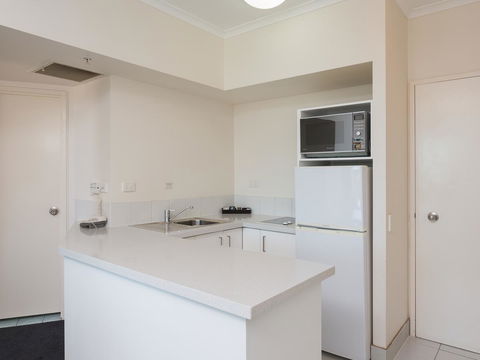 Maldives Resort Main Beach, Gold Coast - Whitsundays Accommodation 10