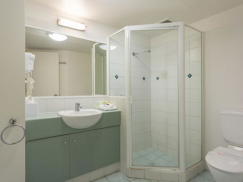 Maldives Resort Main Beach, Gold Coast - Whitsundays Accommodation 1