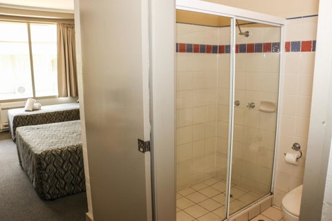 Salisbury Hotel Motel - Whitsundays Accommodation 13