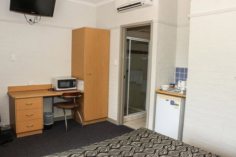 Salisbury Hotel Motel - Whitsundays Accommodation 18