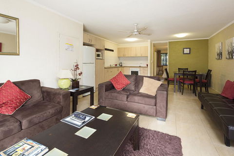 Burleigh Palms Holiday Apartments - Whitsundays Accommodation 36