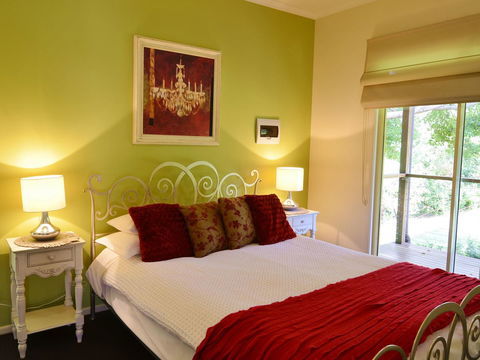 Apple Tree Cottage Montville - Whitsundays Accommodation 18