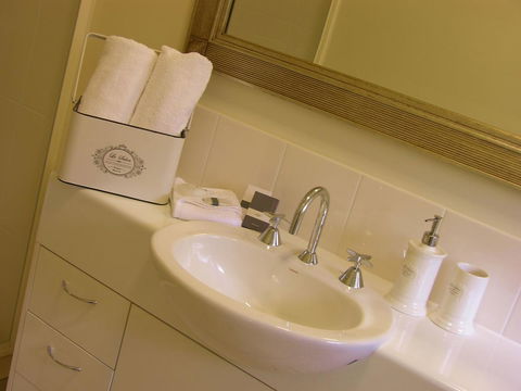 Apple Tree Cottage Montville - Whitsundays Accommodation 19