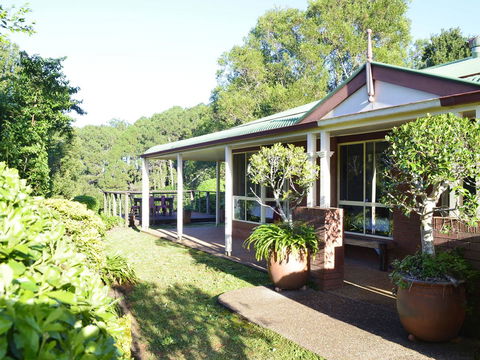 Apple Tree Cottage Montville - Whitsundays Accommodation 1