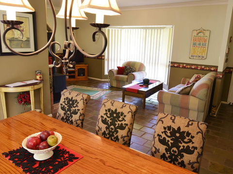 Apple Tree Cottage Montville - Whitsundays Accommodation 5