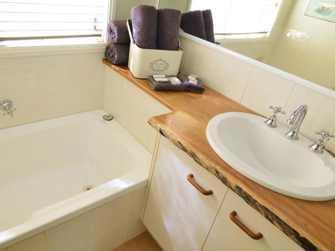 Apple Tree Cottage Montville - Whitsundays Accommodation 10