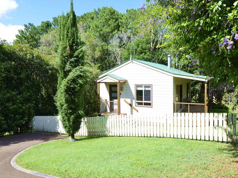 Apple Tree Cottage Montville - Whitsundays Accommodation 15