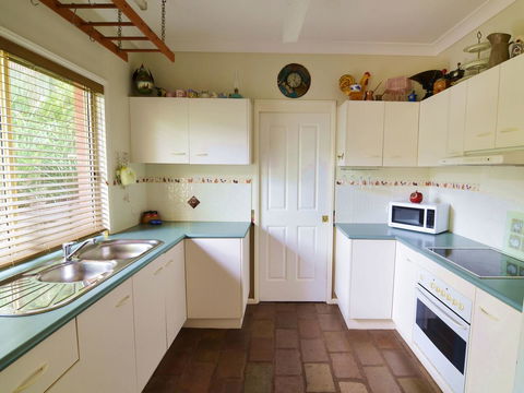 Apple Tree Cottage Montville - Whitsundays Accommodation 6