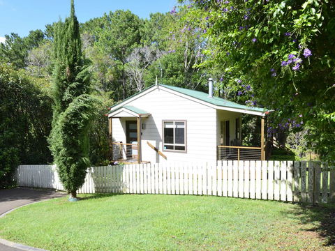 Apple Tree Cottage Montville - Whitsundays Accommodation 2