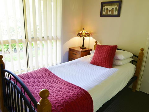 Apple Tree Cottage Montville - Whitsundays Accommodation 9